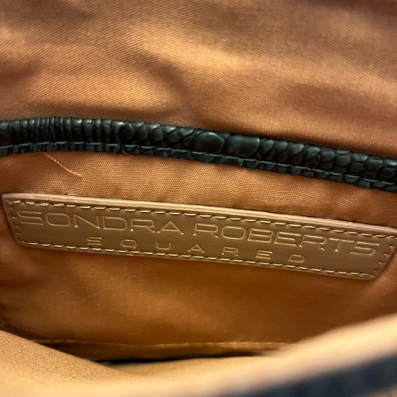 Sondra Roberts Squared green alligator clutch / wristlet - Picture 3 of 6